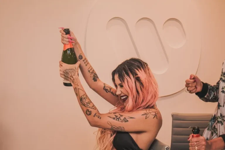 Azzy assina contrato com Warner Music Brasil.