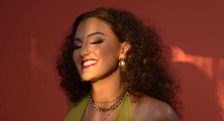 Bea Issler lança o EP “Obstinada”, primeiro de sua carreira solo