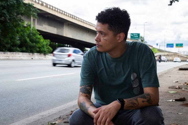 Rapper Vulgo Makco reflete sobre as mudanças da vida em “Carro Corta o Asfalto (Tranquilão)”