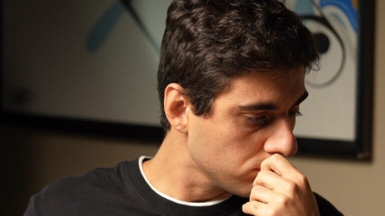 Fabio Brazza reflete sobre a discrepância entre realidade e mundo virtual em “O Coach”