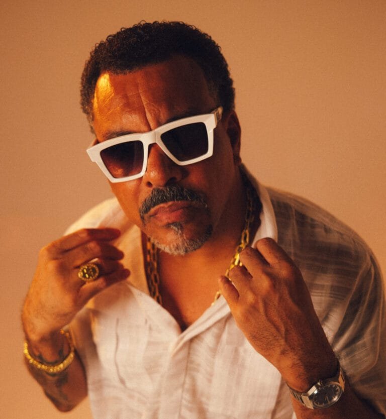 Dexter lança álbum “D’Luxo” com releituras de grandes clássicos