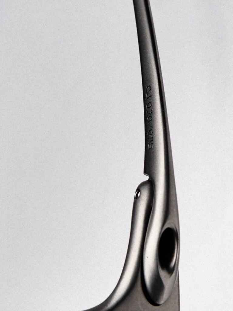 Detalhe da gravação "CJ 020/025" na haste do Oakley Juliet, selo exclusivo Cactus Jack.