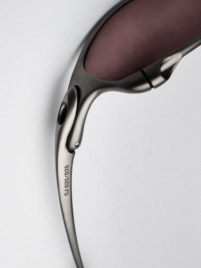 Close-up lateral do Oakley Juliet MUZM X-Metal com lentes em tom marrom.