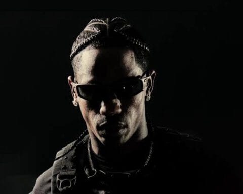 Travis Scott usando o novo óculos Oakley X-Metal Juliet em foto oficial de estúdio.