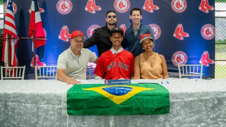 Jovem do interior de SP faz história ao assinar contrato com o Boston Red Sox
