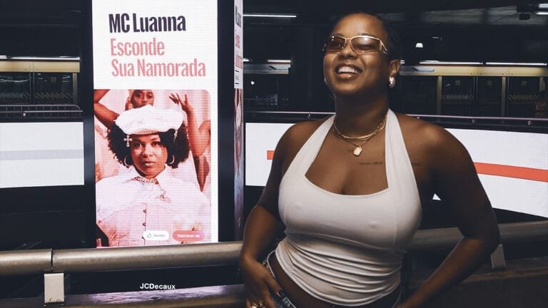 MC Luanna é destaque em ação do YouTube no metrô de São Paulo