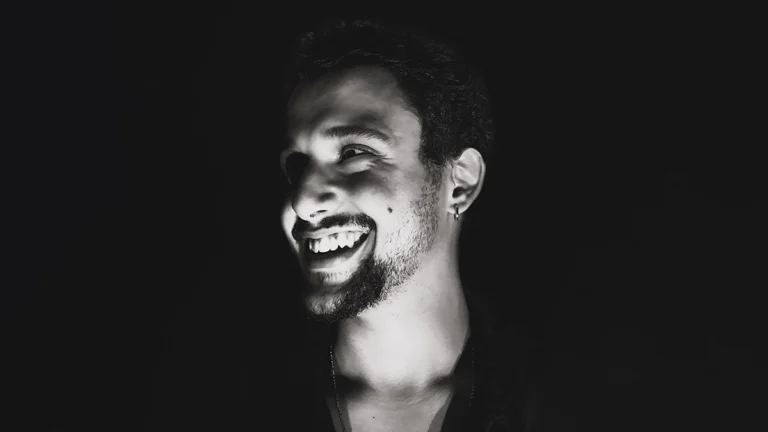 Gabriel Bolota lança “VISCO”, um EP sobre amor, conexão e dependência emocional