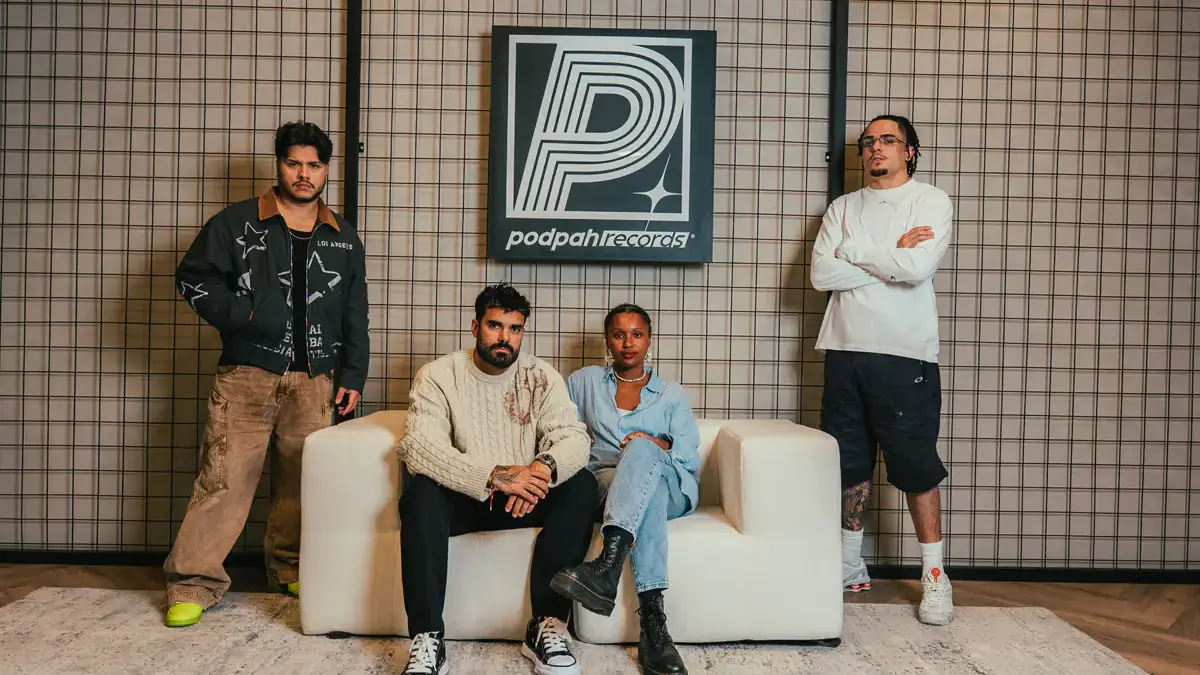 Thiago Marques (Mítico), Victor Assis (CEO do Grupo Podpah), Kelen Lima (Head de Novos Negócios da Podpah Records) e Igor Cavalari (Igão) (Crédito: Natã Figueiredo)