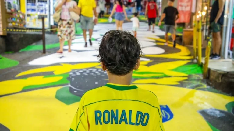 Agora o hexa vem: Via Ápia, na rocinha, vira galeria a céu aberto e resgata a tradição da Copa