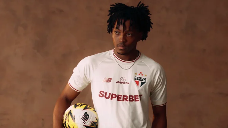 New Balance e São Paulo FC lançam terceira camisa inspirada em alfaiataria para 2026