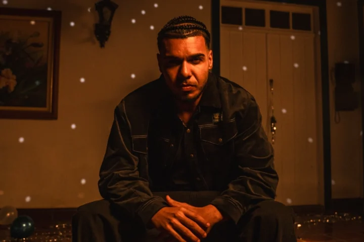 Lançada há pouco mais de 1 ano, o hit alcançou a marca de 100 milhões de plays na plataforma. Com uma mistura cirúrgica entre o hip-hop, R&B e a estética das lovesongs, a faixa se consolidou de forma orgânica como um dos principais hits da música urbana no Brasil. A canção não apenas furou a bolha do rap como também escalou o Top 50 do Spotify nacional, figurando por muito tempo entre as músicas mais ouvidas do país. Inspirada em um relacionamento real do cantor, “Beatriz” funciona como uma carta aberta disfarçada de despedida. A letra explora a vulnerabilidade masculina de forma profunda, equilibrando o orgulho inicial com a entrega total à saudade. Linhas que traduzem aquele sentimento universal do “amor inacabado” com o qual o público se identificou instantaneamente. O sucesso estrondoso de “Beatriz” reflete perfeitamente o momento de virada de chave na carreira de 2ZDinizz. O artista, que já vinha chamando a atenção na cena com o elogiado álbum “Patrono”, viu seus números explodirem, saltando de menos de 1 milhão para a expressiva marca de 5 milhões de ouvintes mensais na principal plataforma de áudio.