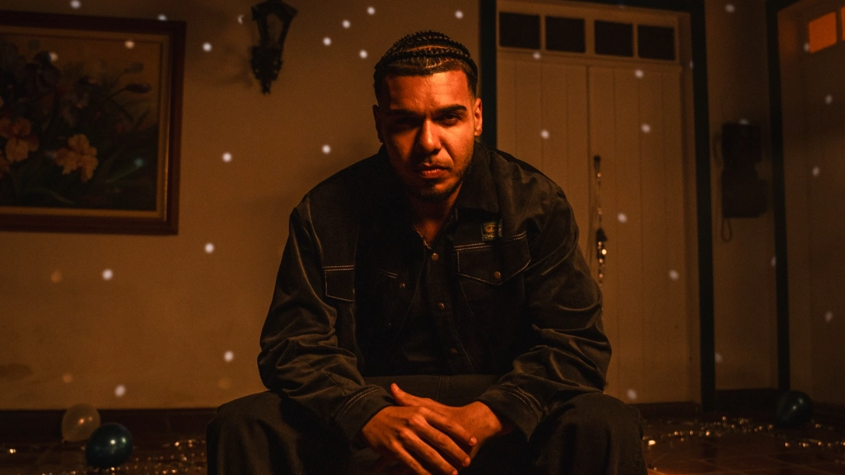 Lançada há pouco mais de 1 ano, o hit alcançou a marca de 100 milhões de plays na plataforma. Com uma mistura cirúrgica entre o hip-hop, R&B e a estética das lovesongs, a faixa se consolidou de forma orgânica como um dos principais hits da música urbana no Brasil. A canção não apenas furou a bolha do rap como também escalou o Top 50 do Spotify nacional, figurando por muito tempo entre as músicas mais ouvidas do país. Inspirada em um relacionamento real do cantor, “Beatriz” funciona como uma carta aberta disfarçada de despedida. A letra explora a vulnerabilidade masculina de forma profunda, equilibrando o orgulho inicial com a entrega total à saudade. Linhas que traduzem aquele sentimento universal do “amor inacabado” com o qual o público se identificou instantaneamente. O sucesso estrondoso de “Beatriz” reflete perfeitamente o momento de virada de chave na carreira de 2ZDinizz. O artista, que já vinha chamando a atenção na cena com o elogiado álbum “Patrono”, viu seus números explodirem, saltando de menos de 1 milhão para a expressiva marca de 5 milhões de ouvintes mensais na principal plataforma de áudio.