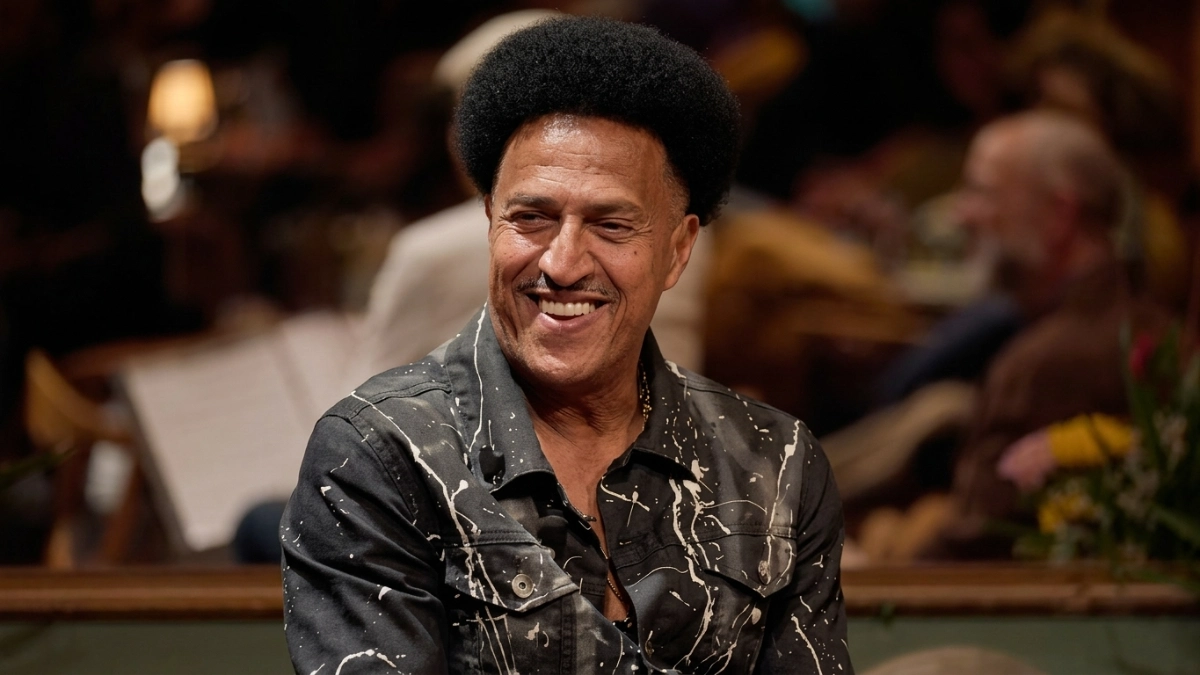 Mano Brown defende o caderno como ferramenta de composição e critica o celular no rap