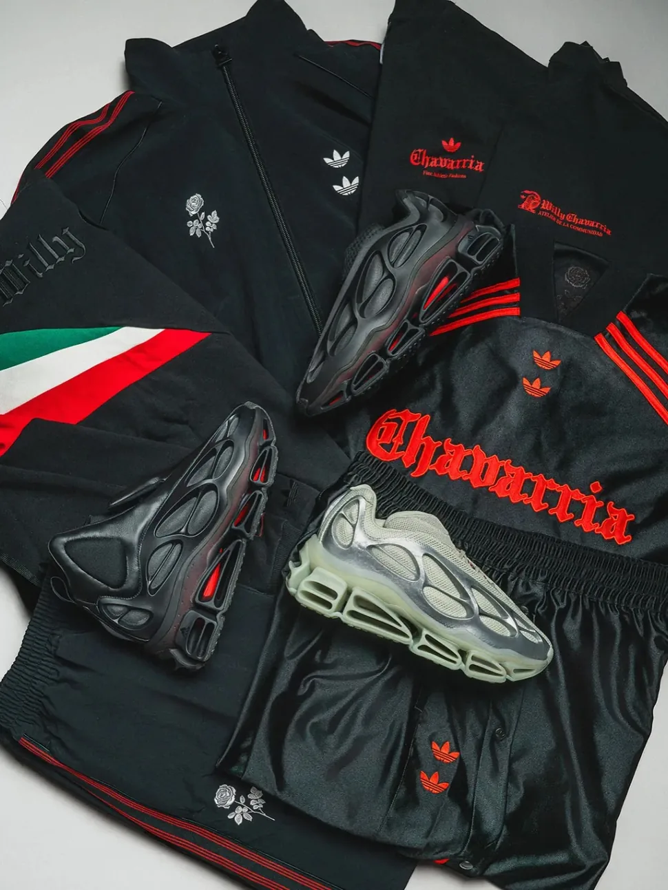 Roupas e tênis da coleção Willy Chavarria x adidas, com jaqueta de faixa verde, branca e vermelha e camisa com o nome Chavarria