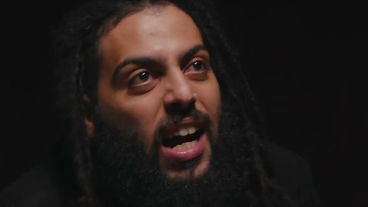 Coruja canta em close no clipe de Pássaro de Fogo, parceria com Tropkillaz