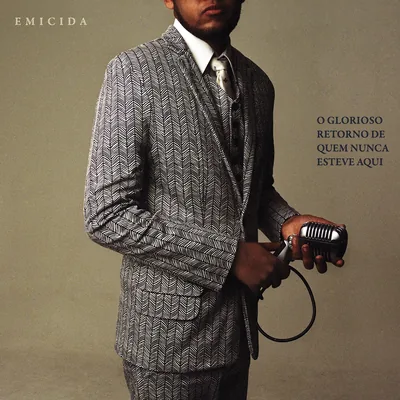 Capa do álbum O Glorioso Retorno de Quem Nunca Esteve Aqui, de Emicida (2013)