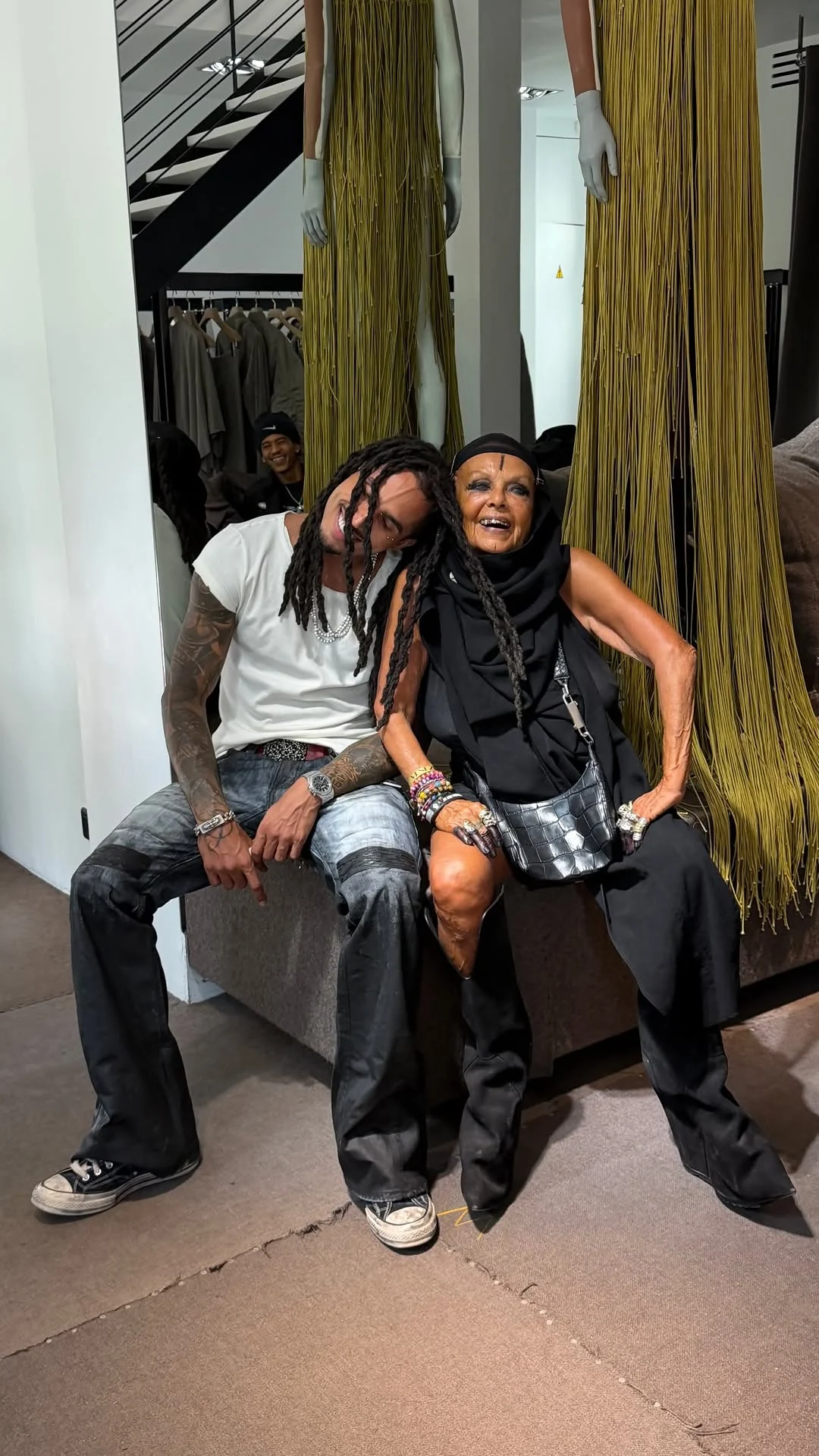 Matuê encosta a cabeça em Michèle Lamy durante encontro em Paris