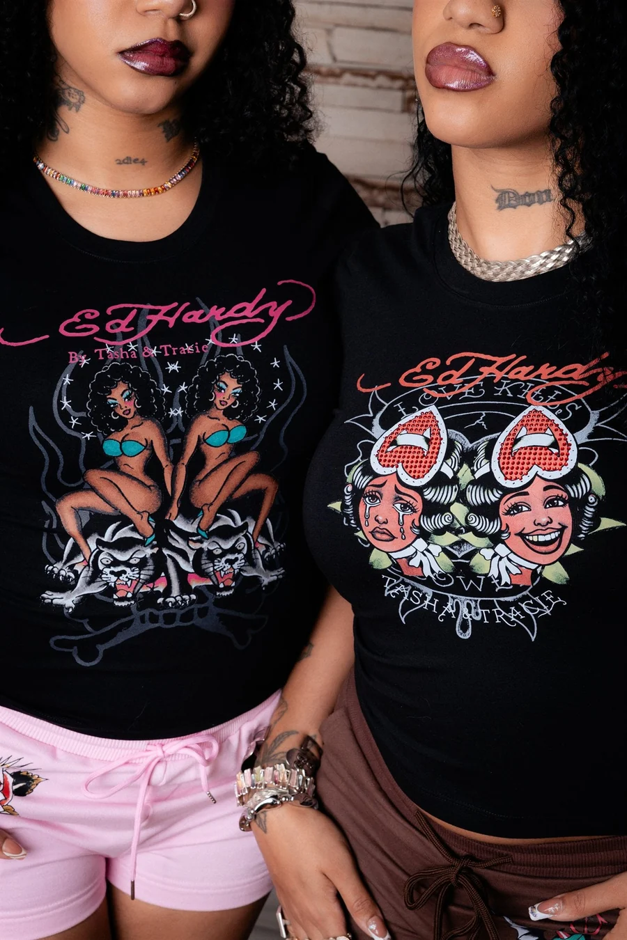 Detalhe das estampas das camisetas da coleção Ed Hardy by Tasha & Tracie