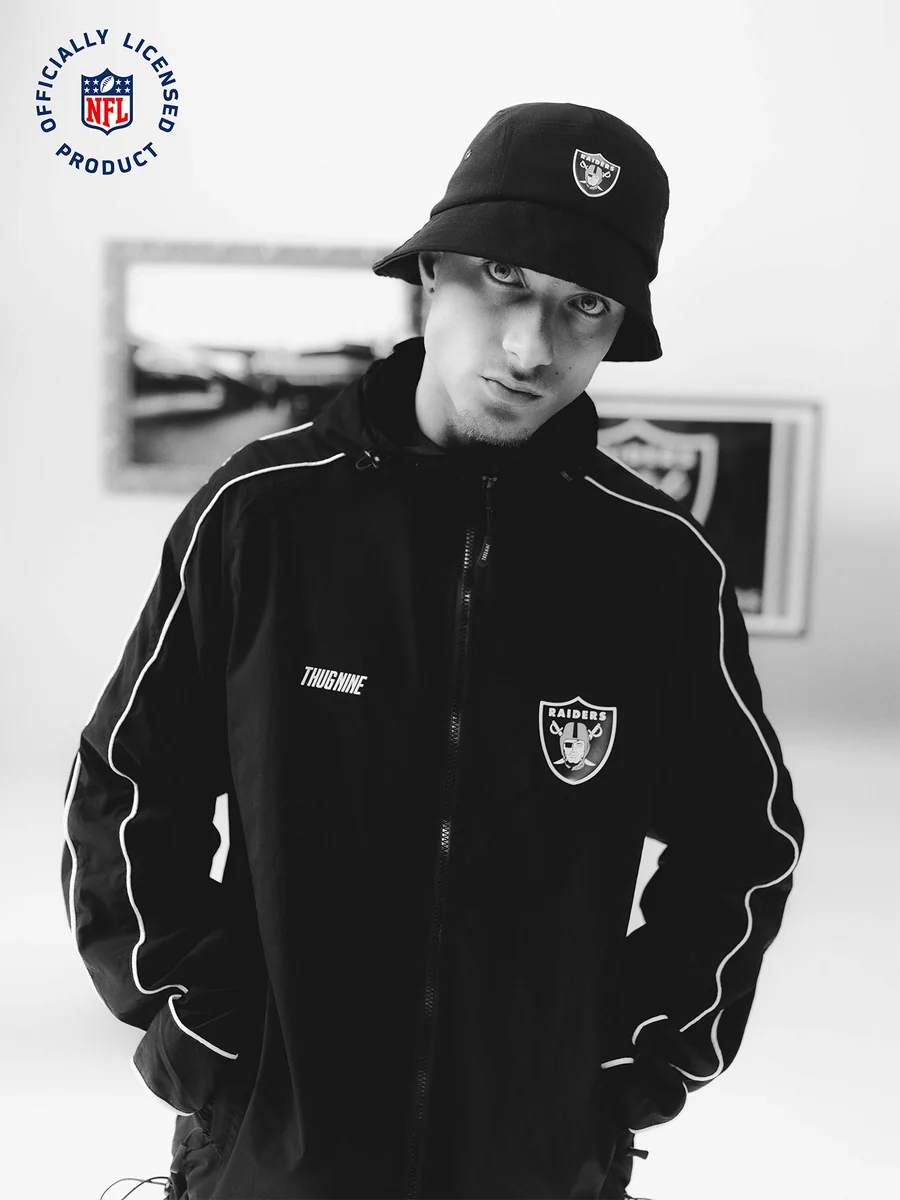 Modelo com bucket hat e jaqueta Raiders da Thug Nine