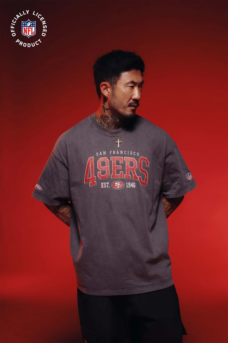 Modelo veste camiseta oversized do San Francisco 49ers da Thug Nine