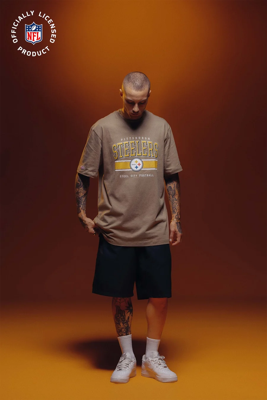 Modelo veste camiseta Pittsburgh Steelers da coleção NFL da Thug Nine