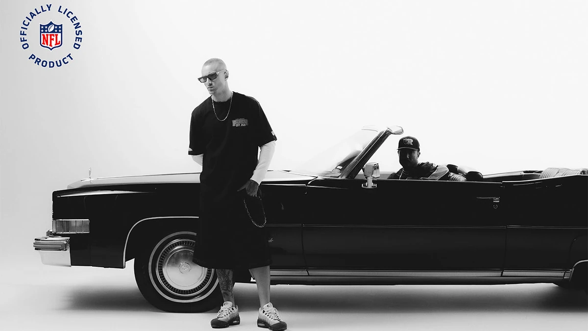 Modelo com camiseta Raiders da Thug Nine ao lado de um Cadillac conversível preto