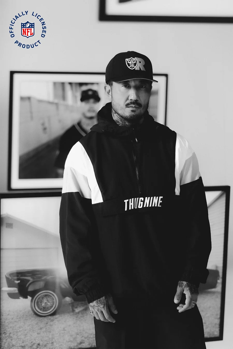 Modelo veste windbreaker Raiders Coach preto e branco da Thug Nine