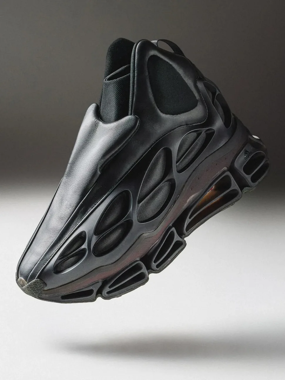 Tênis Willy Mega Mid preto, de cano médio, da coleção de Willy Chavarria com a adidas