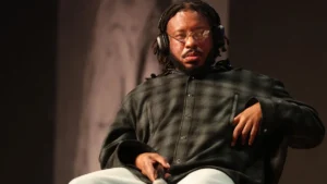 BK de fones e camisa xadrez durante painel no Festival do Clube de Criação, em São Paulo