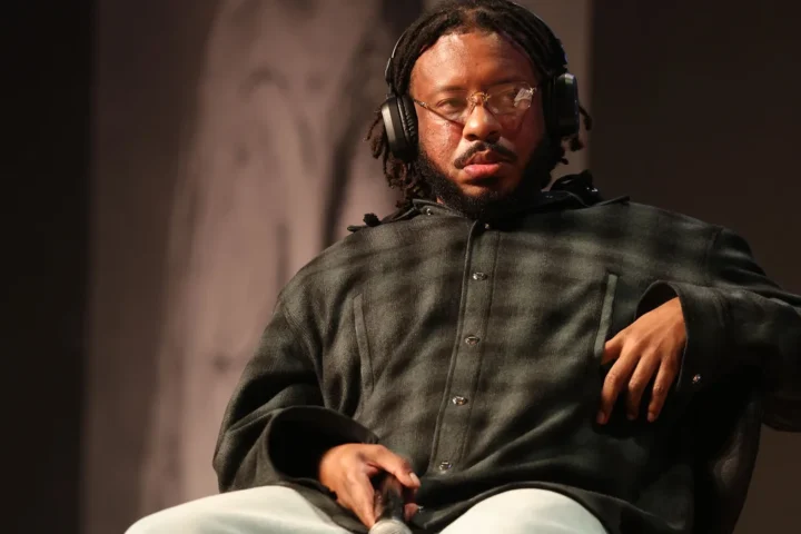 BK de fones e camisa xadrez durante painel no Festival do Clube de Criação, em São Paulo