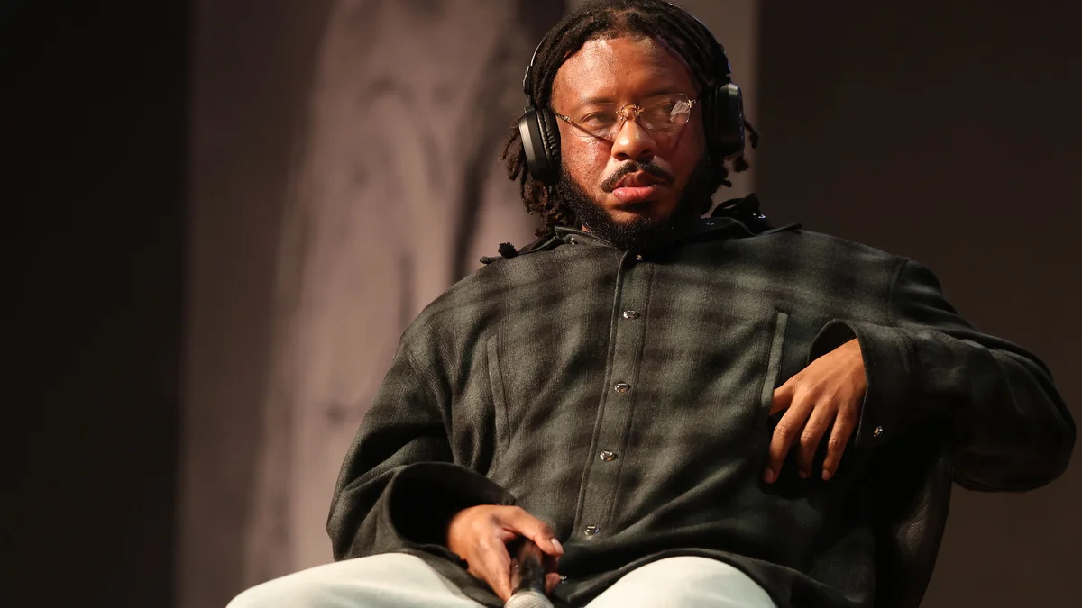 BK de fones e camisa xadrez durante painel no Festival do Clube de Criação, em São Paulo