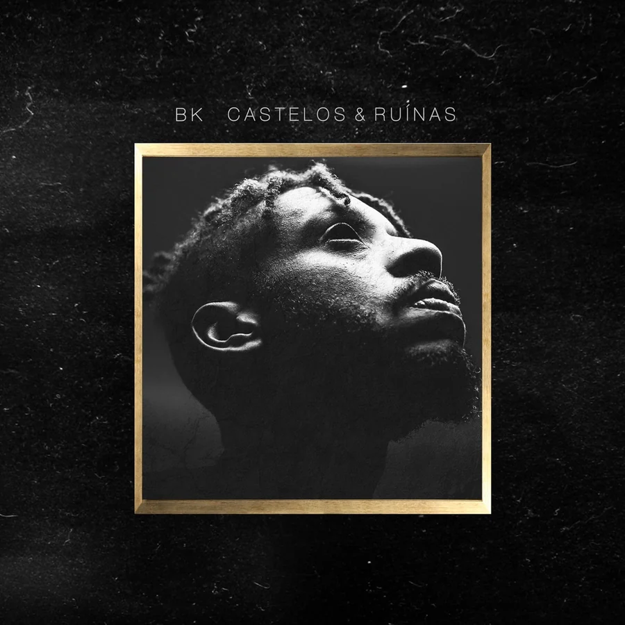 Capa do álbum Castelos e Ruínas, de BK, com foto em preto e branco dentro de uma moldura dourada