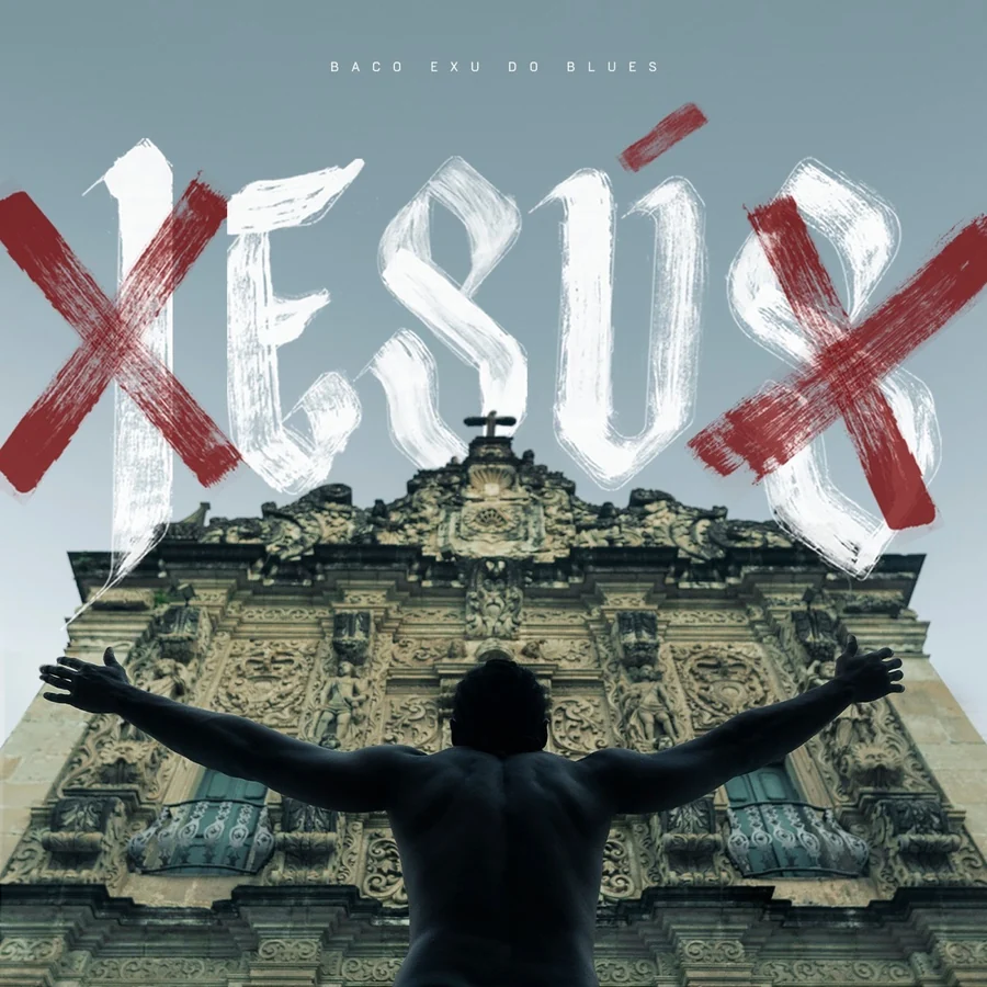 Capa do álbum Esú, de Baco Exu do Blues, com o título pintado em letras grandes sobre a fachada de uma igreja