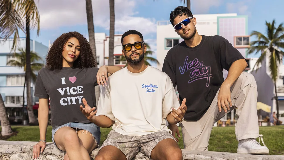 Modelos usam camisetas da linha Court Culture Vice City, do Miami Heat