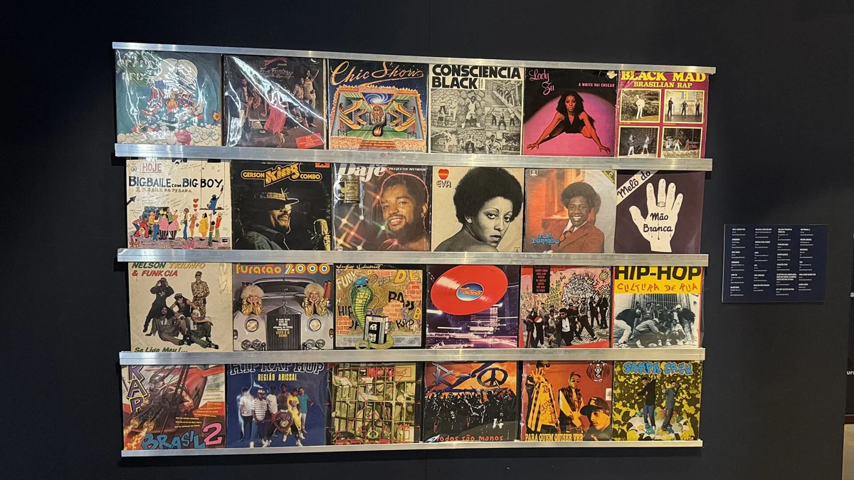 Parede de discos de black music dos bailes dos anos 70 e 80 na exposição sobre o funk