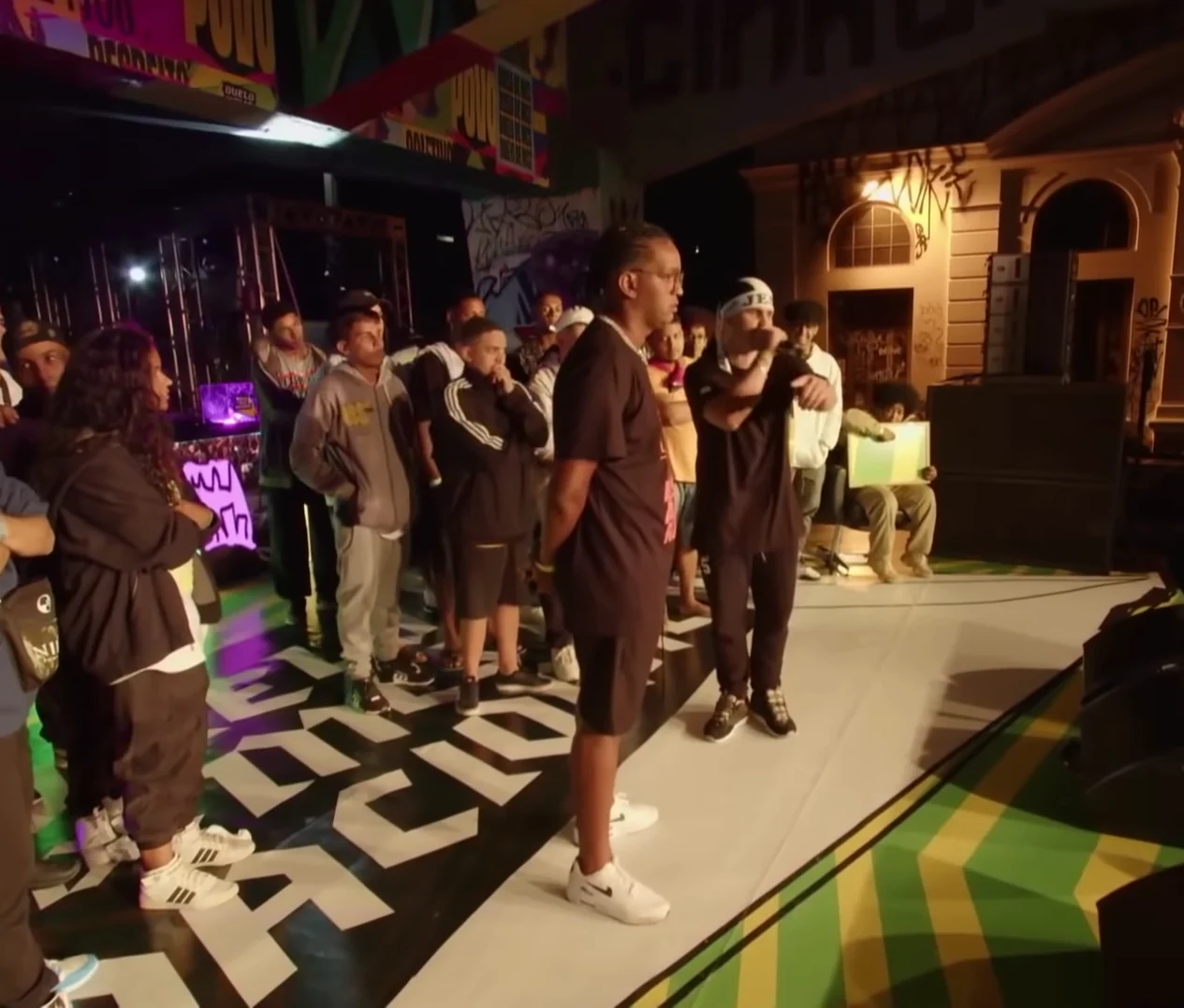 Os MCs Alves e Vinicius ZN se enfrentam no palco do Duelo de MCs Nacional de 2020
