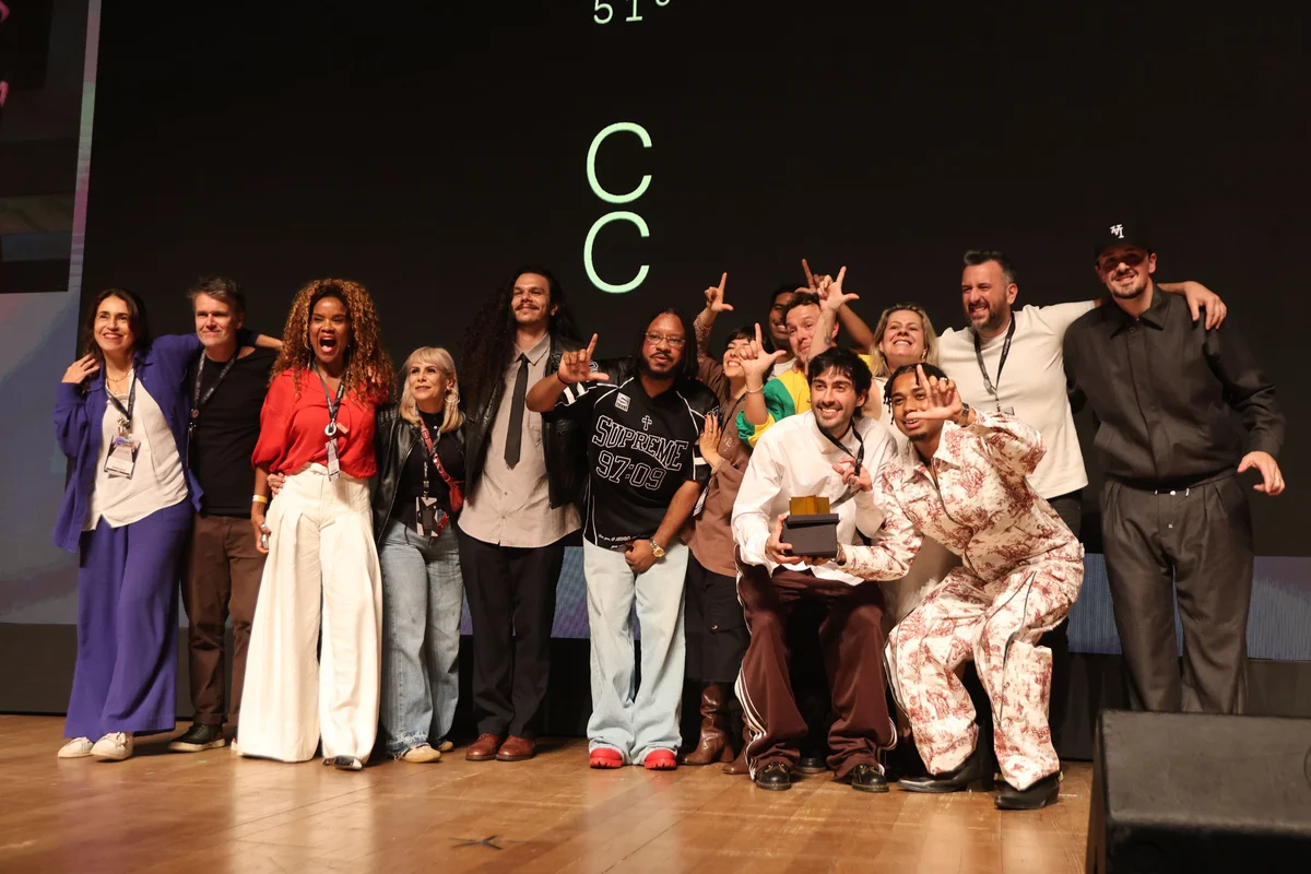 Equipe do filme Castelos e Ruínas comemora o Ouro no palco do Festival do Clube de Criação