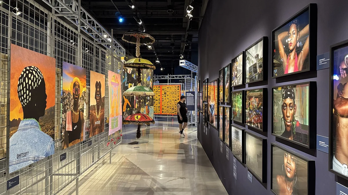 Corredor da exposição sobre a história do funk no Museu da Língua Portuguesa