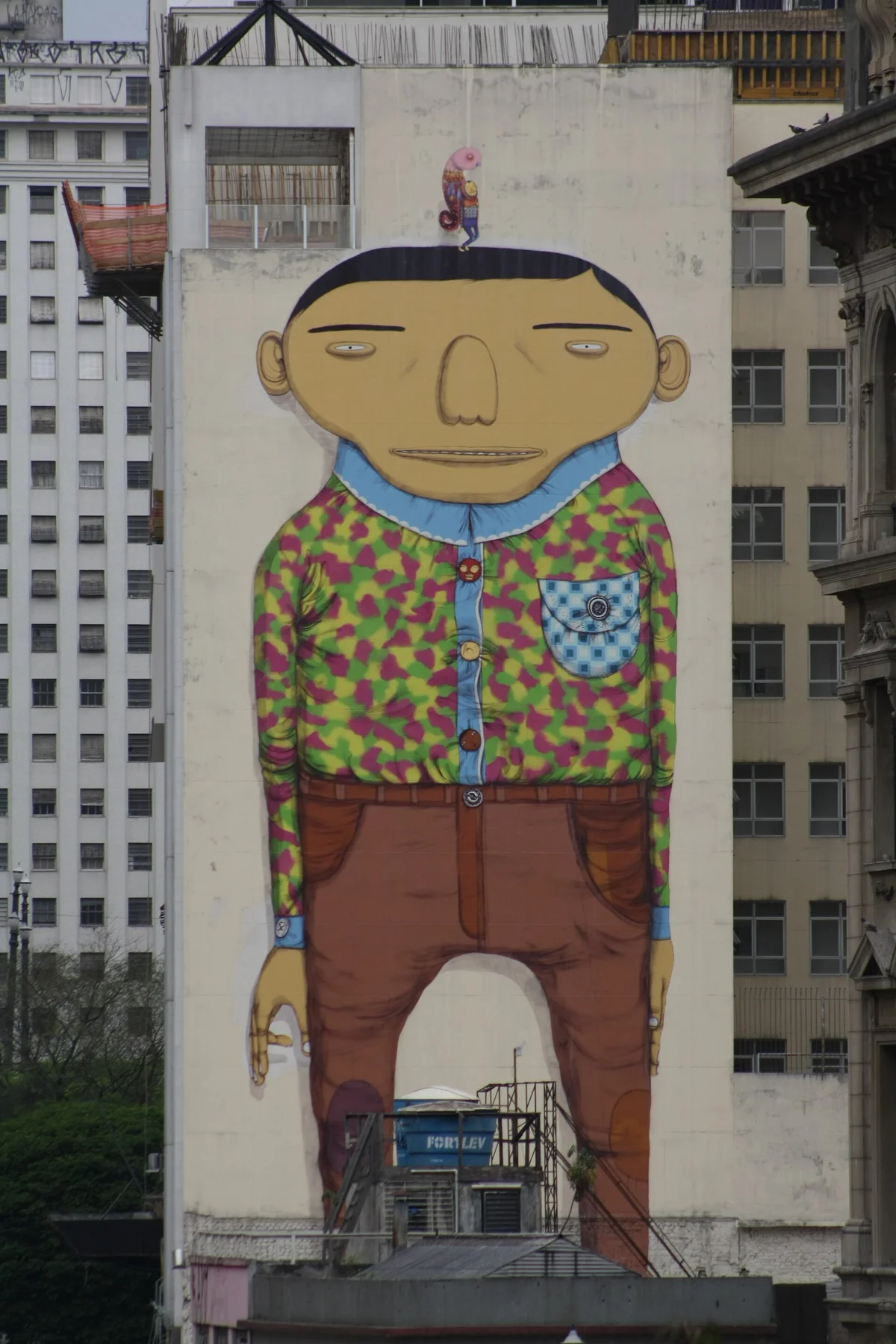 Grafite O Estrangeiro, de Os Gêmeos, na lateral de um prédio no Vale do Anhangabaú