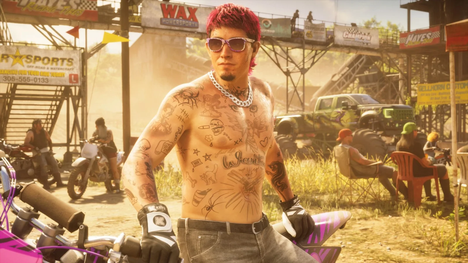 Homem tatuado de óculos escuros numa moto, em um evento de lama em GTA 6