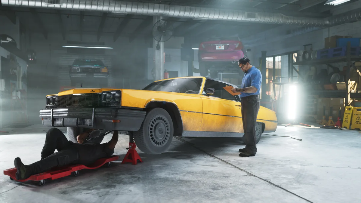 Carro amarelo sendo modificado em oficina em imagem oficial de GTA 6