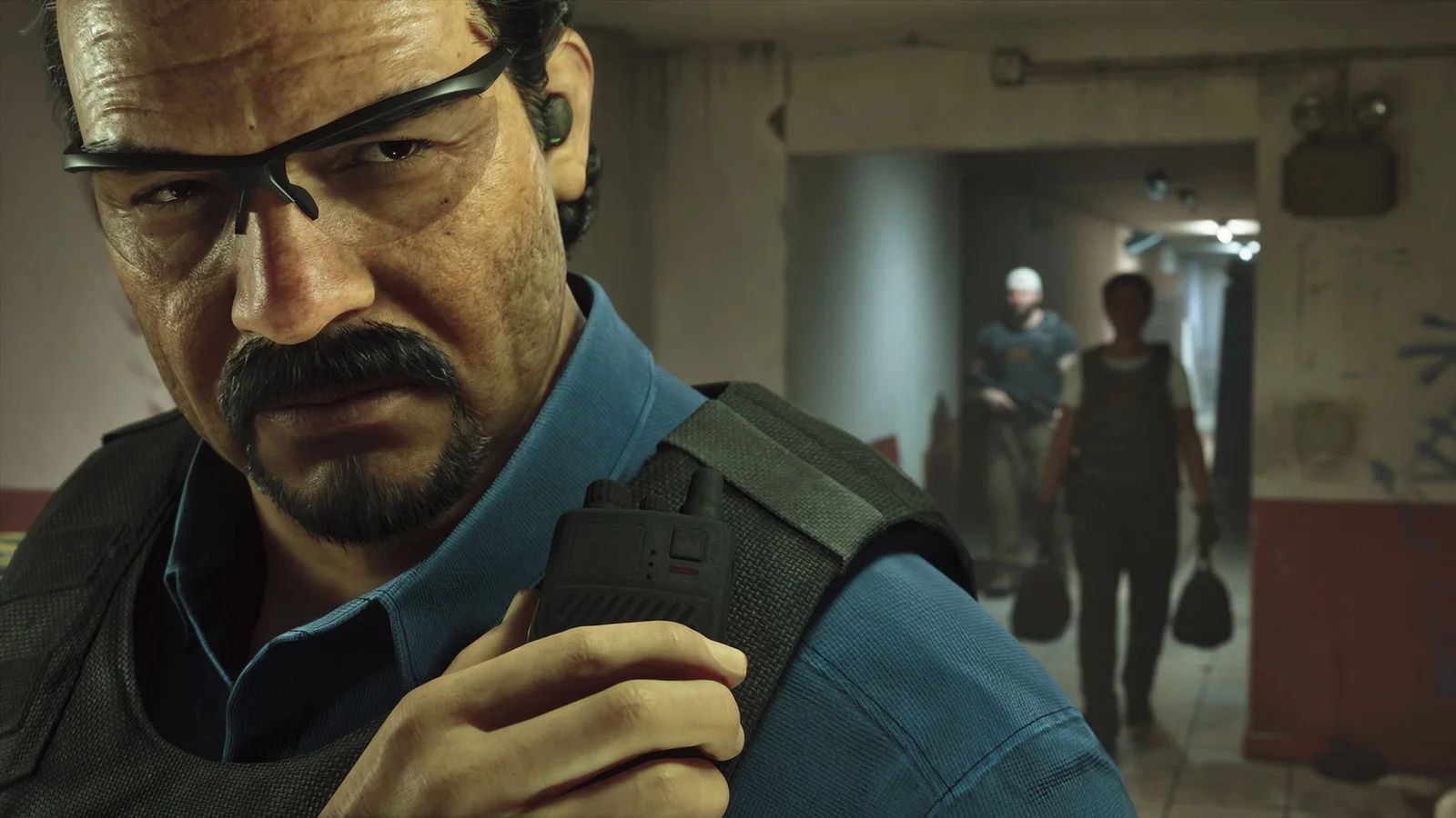Policial de óculos e colete em um corredor em GTA 6
