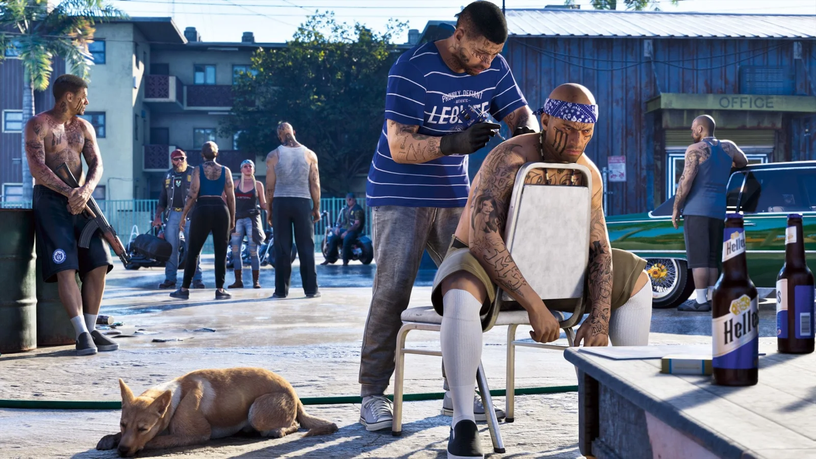 Homem sendo tatuado numa cadeira na rua, cercado de pessoas, em GTA 6