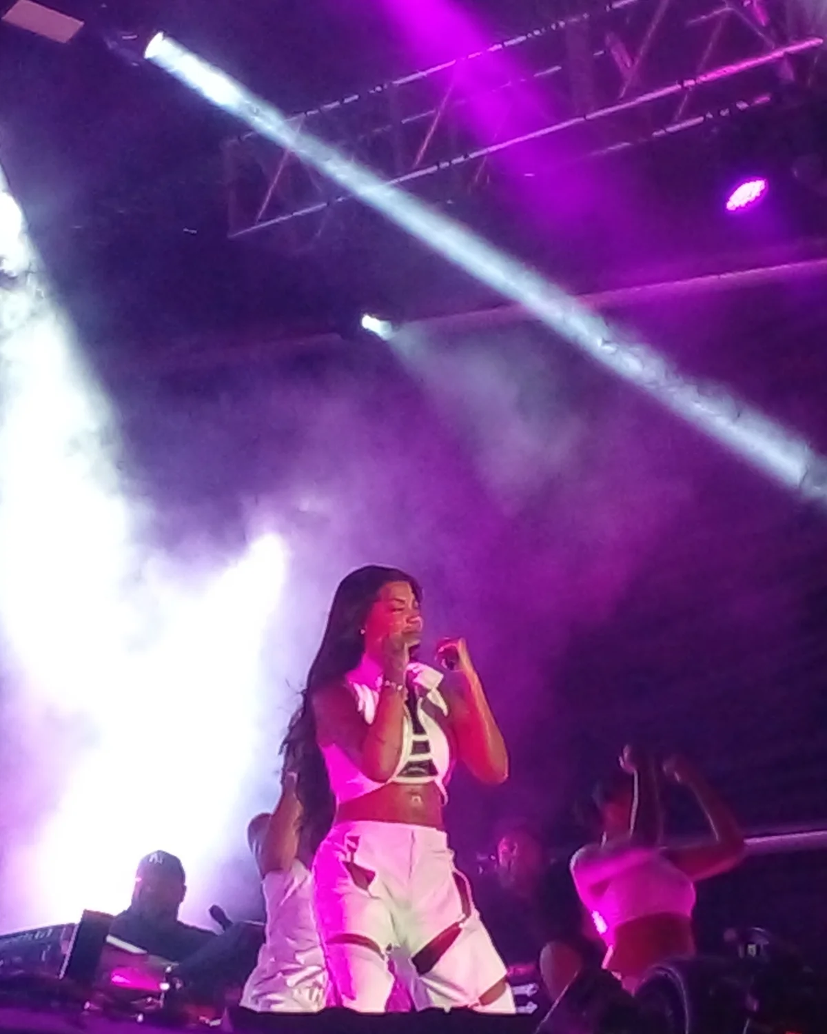 Ludmilla cantando ao vivo em Angra dos Reis em 2023