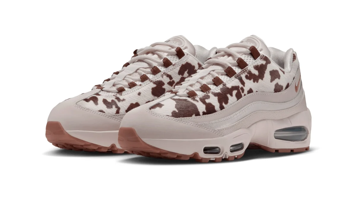 Par do Nike Air Max 95 Big Bubble Cow Print, com pelo de bezerro marrom e branco