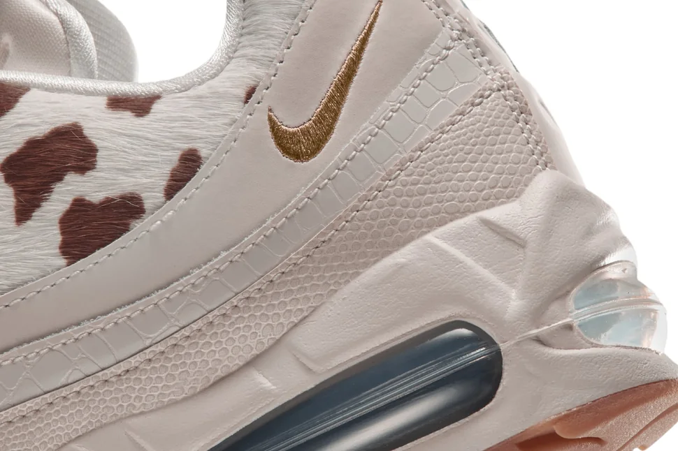 Swoosh dourado e couro com textura de réptil no Air Max 95 Cow Print