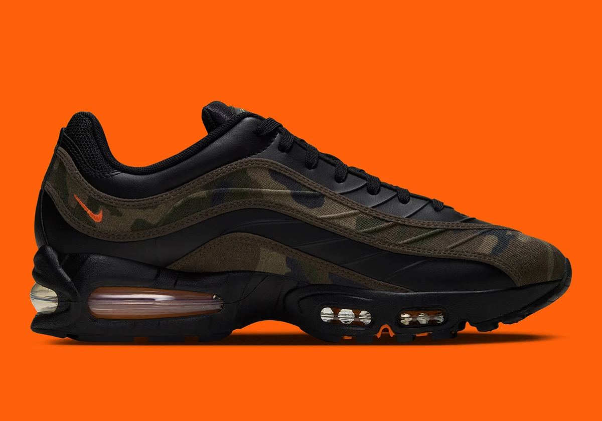 Lateral interna do Nike Air Max Joga Bonito Camo com Swoosh laranja