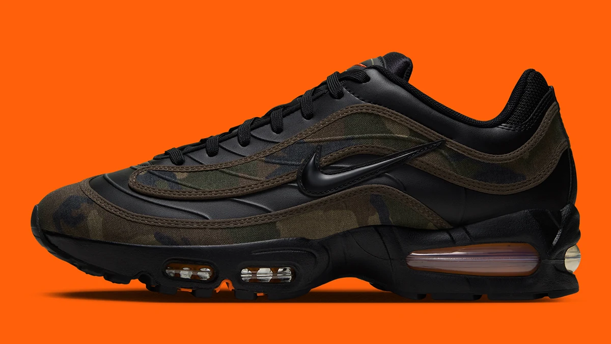 Nike Air Max Joga Bonito Camo de lado, com estampa camuflada e bolhas de ar laranja, sobre fundo laranja
