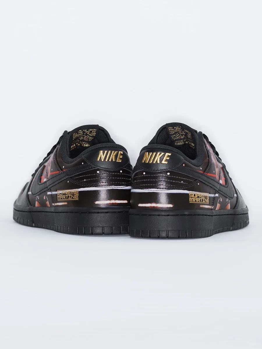 Calcanhar do Nike Dunk Low preto com Nike em dourado e foto de Mike Tyson