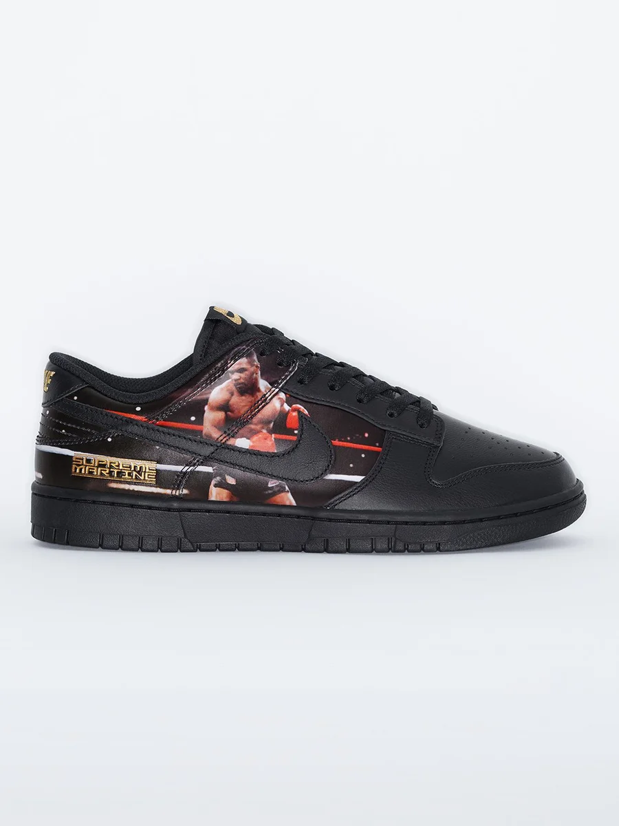 Lateral do Nike Dunk Low preto com foto de Mike Tyson e a inscrição Supreme Martine em dourado